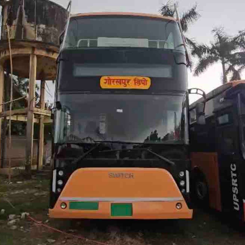 गोरखपुर पहुंची पहली इलेक्ट्रिक AC डबल डेकर बस:कसया रूट पर ट्रायल की तैयारी, जल्द मिलेगा यात्रियों को नया एक्सपीरियंस