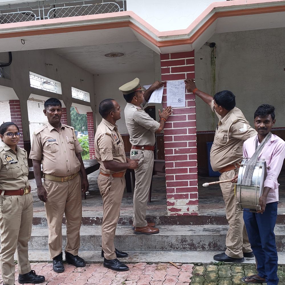 प्रधान प्रतिनिधि के घर धारा 82 का नोटिस का चस्पा:मऊ पुलिस ने ढोल बजाकर कराई मुनादी; गंभीर मामलों में 2 महीने से फरार