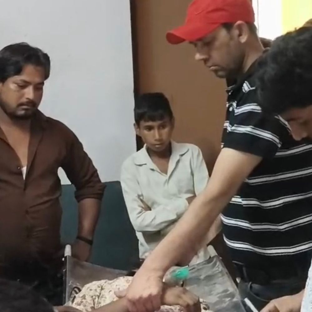 संभल में बुखार से पीड़ित किशोरी की मौत:अस्पताल ले जाते समय आंगन में गिरने से सिर में लगी चोट