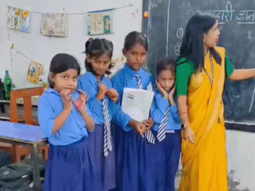 राष्ट्रपति से सम्मानित होंगी बिहार की 2 शिक्षिकाएं,जानिए इनकी कहानी:बोरे पर बैठाकर बच्चों को पढ़ाती थीं, आज 3D-QR कोड से क्लास; पढ़िए कैसे बदली स्कूल की तस्वीर