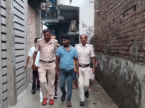 हथकड़ी सरकाकर ई-रिक्शा से कूदा कैदी:10 मिनट तक पुलिस वालों को दौड़ाया, शराब मामले में गिरफ्तार कर जेल ले जा रहे थे पुलिसकर्मी