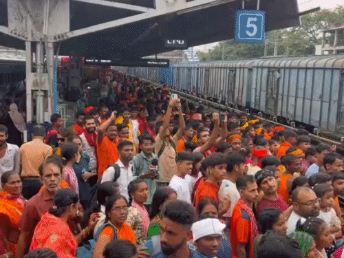 थानेश्वरस्थान मंदिर में ढाई लाख से अधिक श्रद्धालु पहुंच सकते:गंगाजल लेने बेगूसराय झमटिया घाट हुए रवाना, फिर 50 किमी पैदल करेंगे यात्रा