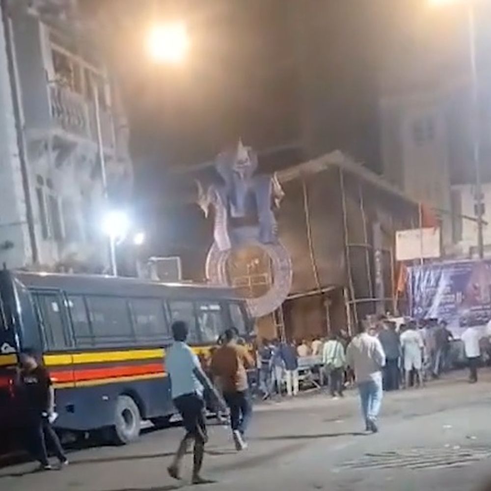 
                 मुंबई में 22 फीट ऊंची गणेश प्रतिमा गिरी, 2 मौतें:पांच लोग घायल; पंडाल से करीब 50 मीटर पहले हादसा हुआ 
            