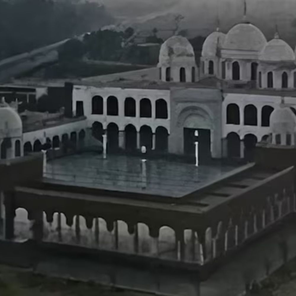 
                 जैश ने बहावलपुर में फिर से बेस तैयार किया:ऑपरेशन सिंदूर में भारत ने किया था तबाह; दावा- संगमरमर और प्लास्टर से नुकसान छिपाया 
            