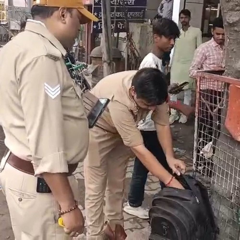 मथुरा होली गेट पर लावारिस बैग मिला:जांच में कपड़े निकले, पुलिस ने कब्जे में लिया