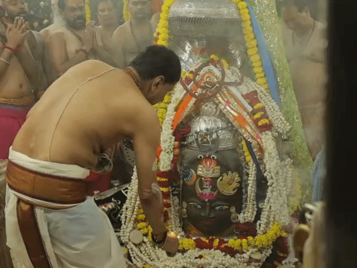 
                 श्रावण का आखिरी सोमवार: भोर में खुले महाकाल के पट:भस्म आरती में गूंजा हर-हर महादेव; शाम को नगर भ्रमण पर निकलेंगे बाबा 
            