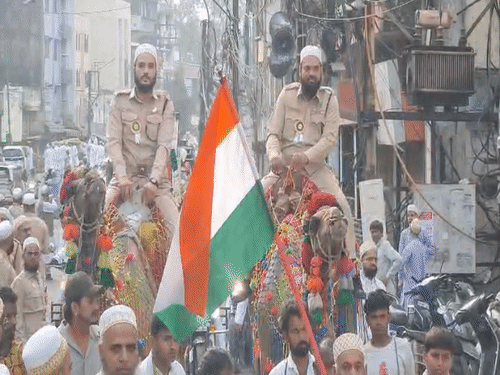
                 इद-ए-मिलादुन्नबी पर निकला दाऊदी बोहरा समाज का जुलूस:इंदौर की सड़कों पर घोड़े-बग्गी और बैंड के साथ उमड़े लोग; सियागंज से छत्रीबाग तक मनाया जश्न 
            
