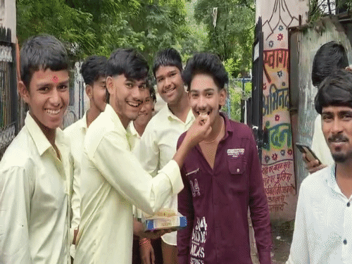 
                 प्रिंसिपल के ट्रांसफर पर बच्चों ने फोड़े पटाखे:इंदौर में मिठाई बांटकर मनाई खुशी; छात्र से कहा था- CM हेल्पलाइन लगाई है तो क्या मुख्यमंत्री आएंगे 
            