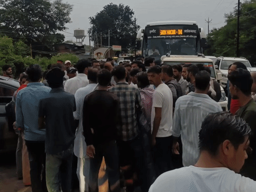 बछड़े को वाहन ने टक्कर मारी, लोगों ने रास्ता रोका:अशोकनगर में सड़क से नहीं निकल पाए वाहन; गोवंश को गौशाला भेजा