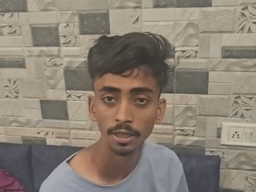 
                 होटल में हिंदू युवती के साथ मिले 2 युवक:करणी सेना कार्यकर्ताओं ने पकड़कर पुलिस को सौंपा; कहा- उसे नशा करा रहे थे दोनों 
            
