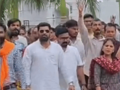 देवास में UGC बिल का विरोध, लोगों ने किया प्रदर्शन:व्यवस्था में बदलाव की मांग, कलेक्टर कार्यालय पर दिया ज्ञापन