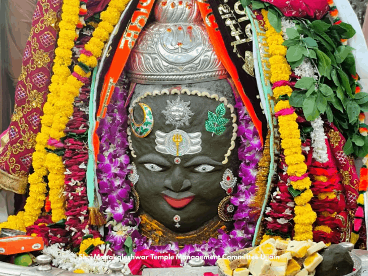 
                 महाकाल मंदिर में तड़के 3 बजे खुले पट:भस्म आरती में राजा स्वरूप में सजे बाबा: भांग, चंदन, रजत मुकुट और फूलों से हुआ श्रृंगार 
            