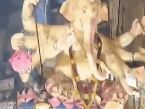 मुंबई में 22 फीट ऊंची गणेश प्रतिमा गिरी, 2 मौतें:पांच लोग घायल; पंडाल से करीब 50 मीटर पहले हादसा हुआ