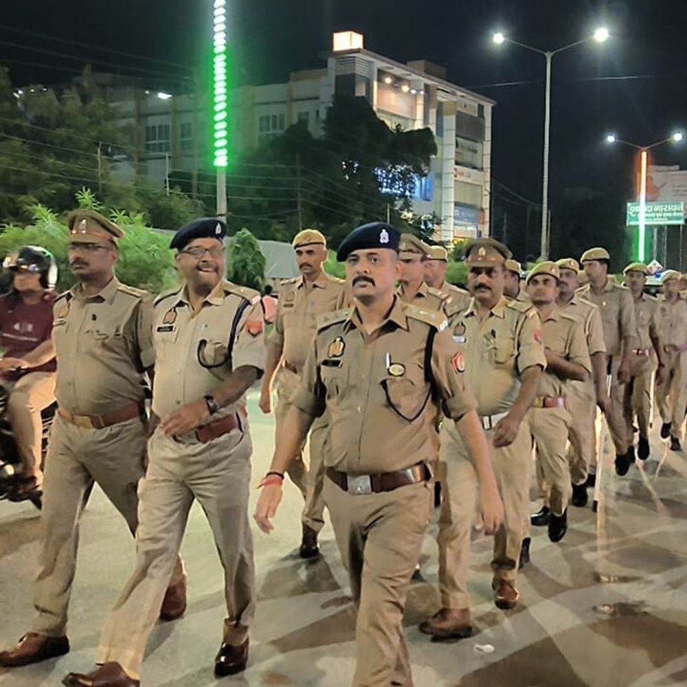सावन के अंतिम सोमवार को लेकर मऊ में पुलिस अलर्ट:गाजीपुर तिराहे से आजमगढ़ मोड़ तक निकाला रूट मार्च, अतिक्रमण हटाने की हिदायत