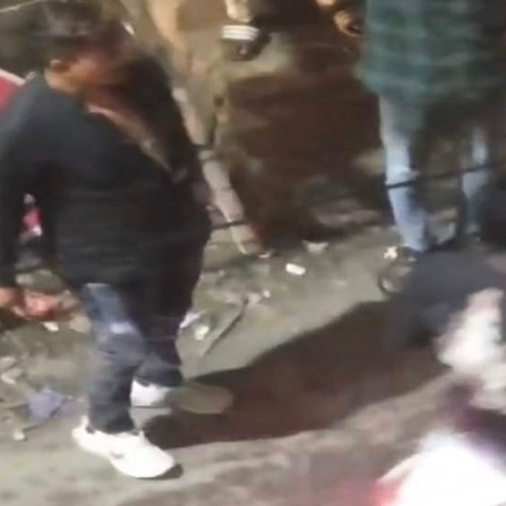 
                 सड़क पर चाकू लेकर कर रहा छेड़छाड़, VIDEO:इंदौर में वायरल वीडियो के बाद बदमाश हिरासत में; उठक-बैठक लगवाई 
            