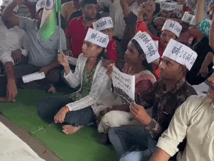 
                 शिक्षक भर्ती में पदवृद्धि के लिए आमरण अनशन:सरकारी स्कूल बचाने जुटे छात्र-शिक्षक; भोपाल के नीलम पार्क में शिक्षा के दो मोर्चे 
            