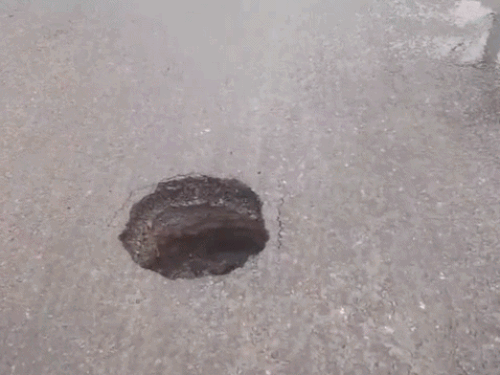 मेरठ में बारिश के बाद बागपत अड्डे पर धंसी सड़क:राहगीरों की बढ़ी परेशानी, रात में हादसे का खतरा