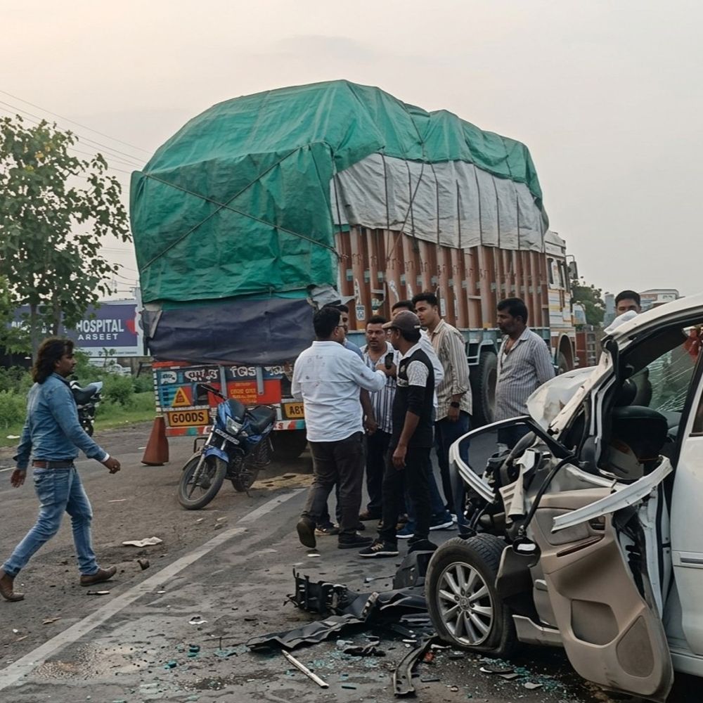 
                 सगाई से लौट रहे परिवार की इनोवा बस में घुसी:नीमच में 7 साल का मासूम गंभीर, पिता समेत 3 लोग घायल 
            