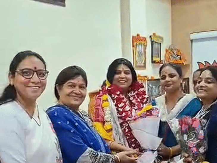 
                 50% आरक्षण से राजनीति में महिलाओं की भागीदारी बढ़ेगी:नवनियुक्त महिला मोर्चा अध्यक्ष ने कहा- Gen-Z से दोस्ती कर संगठन से जोड़ेंगे 
            