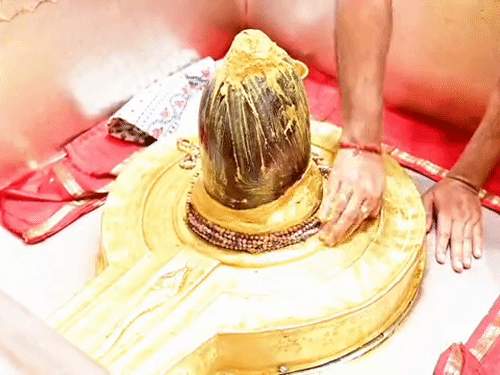सावन का आखिरी सोमवार, काशी विश्वनाथ में लंबी लाइन:मंगला आरती के बाद श्रद्धालुओं पर पुष्प वर्षा, आज शाम बाबा का रुद्राक्ष श्रृंगार होगा