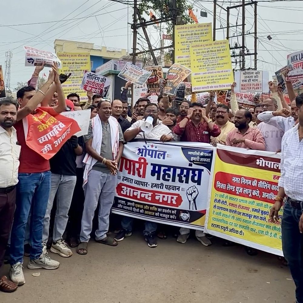 
                 सीलिंग के नोटिस के विरोध में भोपाल में प्रदर्शन:आनंद नगर में व्यापारियों ने रैली निकाली; कहा-कार्रवाई गलत 
            