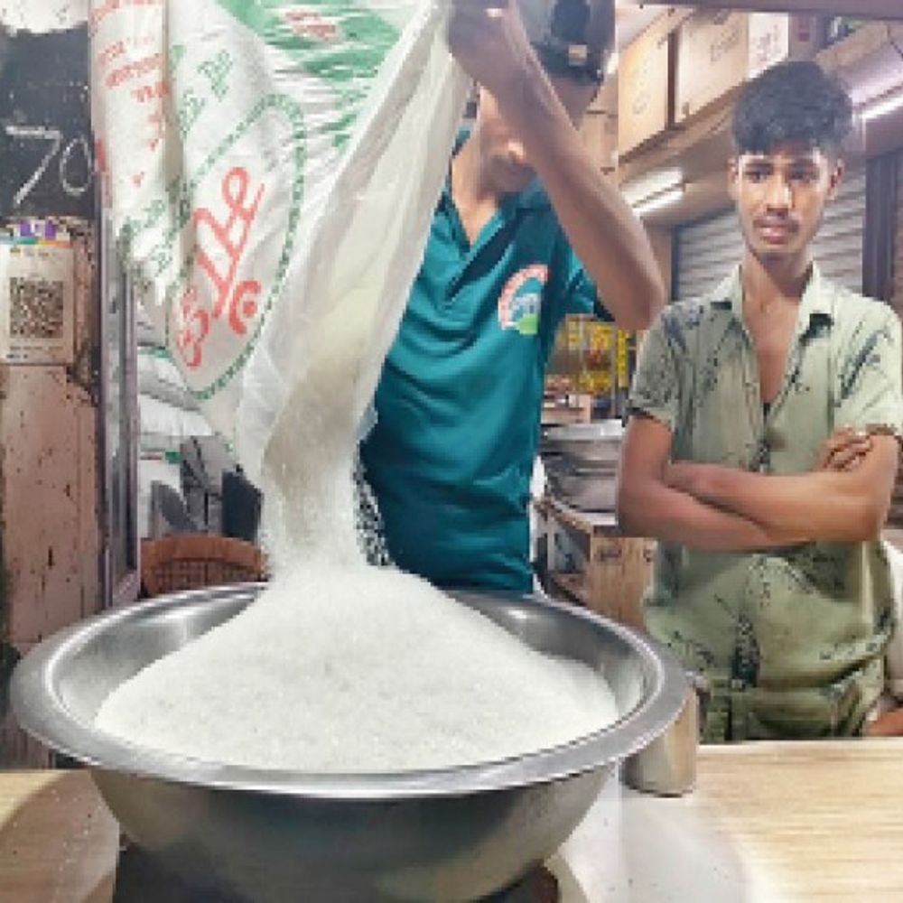 
                 महंगी शक्कर का असर:एक ग्राहक को सिर्फ 5-10 किलो शक्कर, चाय-कॉफी 20% महंगी 
            