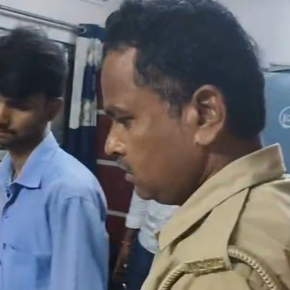 औरैया में PRV ने बचाई युवक की जान:फांसी लगाने की कोशिश कर रहे युवक को अस्पताल में भर्ती कराया