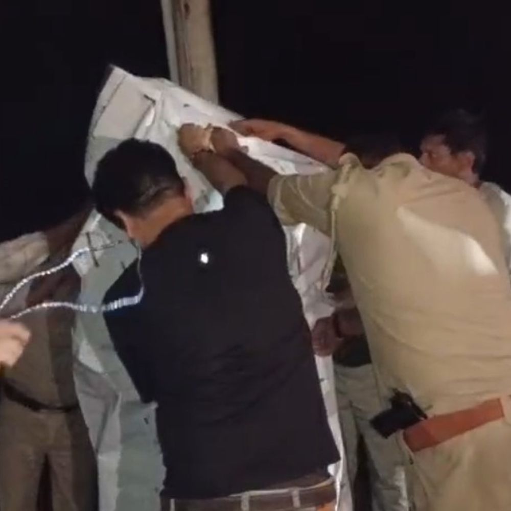 बुलंदशहर में भगवान मीन की मूर्ति खंडित:12 घंटे में कार्रवाई के आश्वासन पर शांत हुए लोग, पुलिस बल तैनात; जांच शुरू