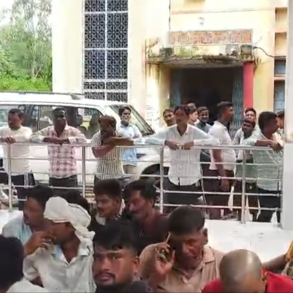 भिंड नगर पालिका पर सफाई कर्मचारियों ने किया धरना-प्रदर्शन:बोले- तनख्वाह में हर माह 3-4 हजार की कटौती से परिवार चलाना मुश्किल