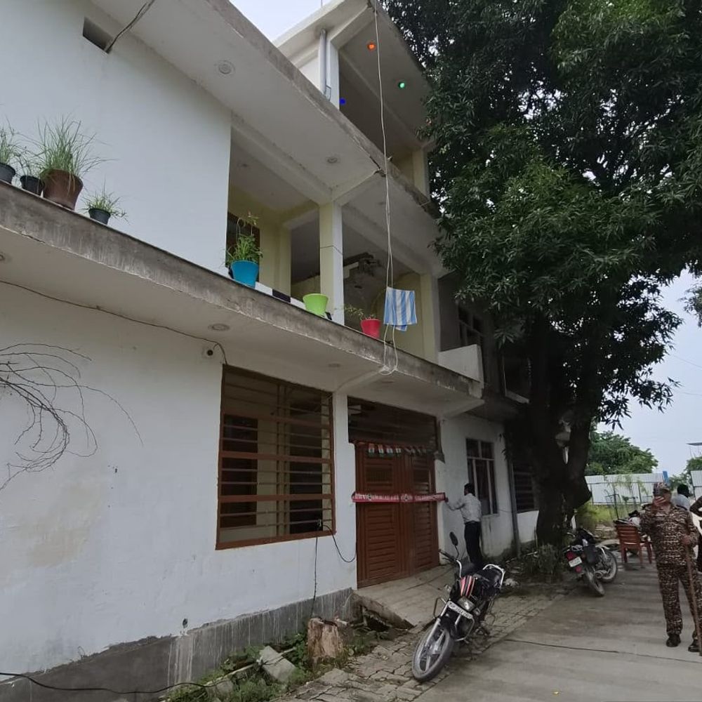 लखनऊ विकास प्राधिकरण ने 13 अवैध बिल्डिंग सील की:बिना नक्शा नक्शा के बने थे, 6 कमर्शियल और 7 आवासीय भवन शामिल