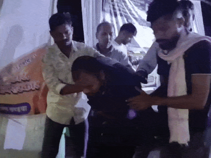 
                 भोपाल में शिक्षक भर्ती में पदवृद्धि की मांग पर धरना:4 दिन से निर्जल अनशन पर बैठे अभ्यर्थी की तबीयत बिगड़ी, अस्पताल जाने से इनकार 
            