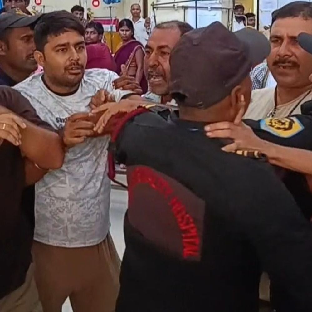 इमरजेंसी वार्ड में गार्ड्स-परिजन के बीच हाथापाई:गयाजी के मेडिकल कॉलेज में बवाल, भीड़ बढ़ने पर गार्ड एंट्री नहीं दे रहे थे