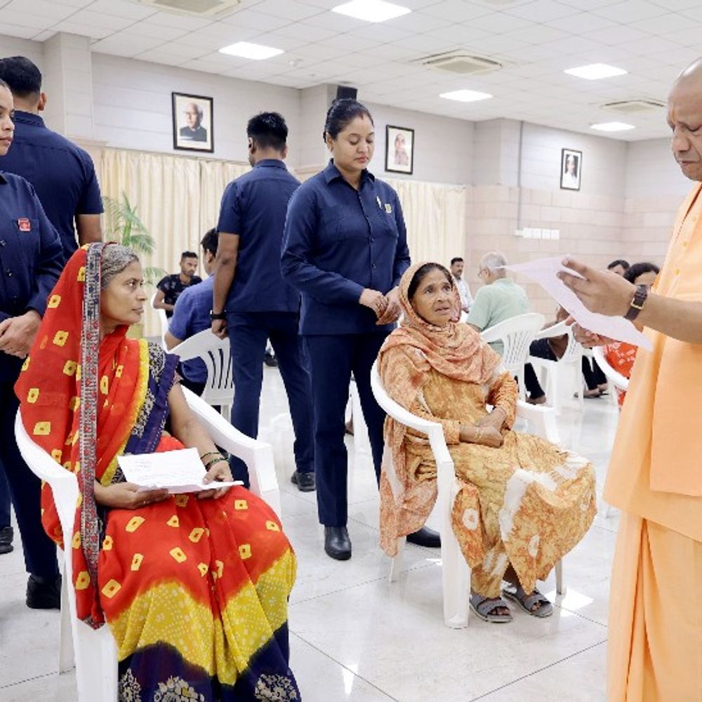 ‘मेरे पास 5 गाय हैं, और पालना चाहती हूं...’:लखनऊ में पूनम की बात सुन CM योगी ने अफसरों को मदद करने का निर्देश दिया
