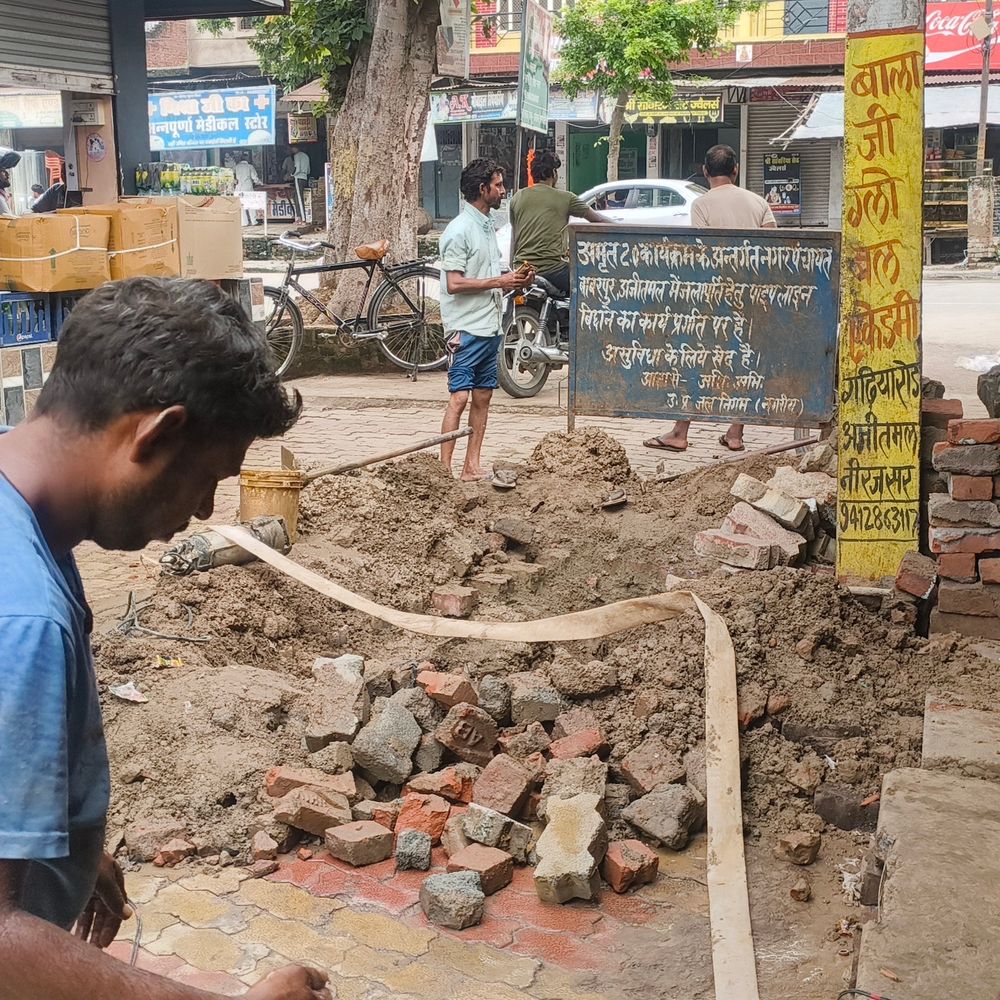 बाबरपुर अजीतमल में नई पाइपलाइन में लीकेज:सड़क पर जलभराव, नगर पंचायत ने कराई मरम्मत