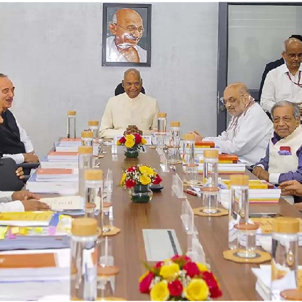 
                 दावा-2029 में लोकसभा और विधानसभा चुनाव साथ हो सकते हैं:संसदीय समिति के अध्यक्ष ने कहा- संविधान संशोधन और राज्यों की सहमति जरूरी 
            