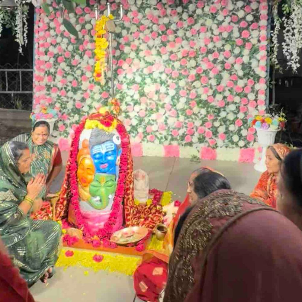 
                 नागदा में सावन के अंतिम सोमवार हुए धार्मिक अनुष्ठान:श्रद्धालुओं को बांटे 2100 अभिमंत्रित रुद्राक्ष; त्रिदेव युवा संगठन ने किया भोलेनाथ का विशेष श्रृंगार 
            