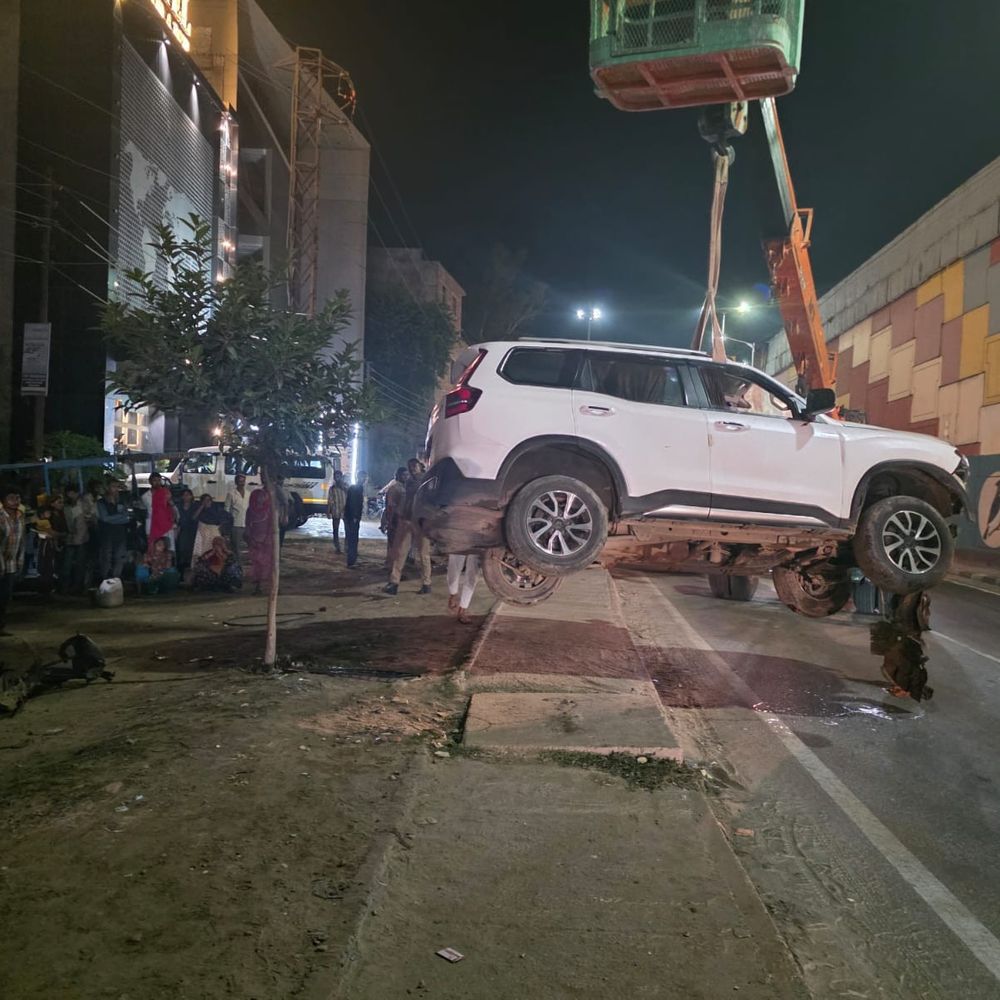 मथुरा में स्कॉर्पियो फुटपाथ पर चढ़ी:एक व्यक्ति घायल, चालक गिरफ्तार, गाड़ी को क्रेन से हटाया