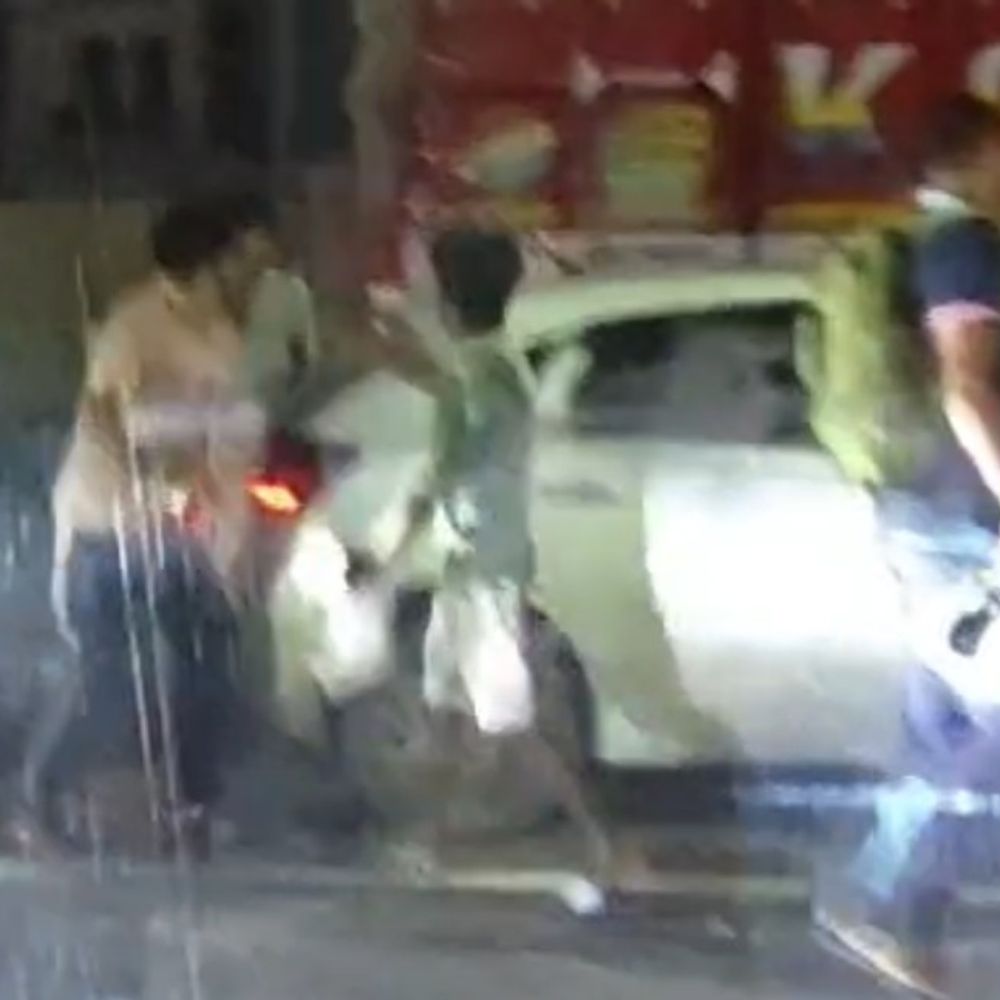 मेरठ में पुलिस चौकी के सामने मारपीट:बाइक सवार युवकों ने कार-ट्रक चालक को पीटा, वीडियो वायरल