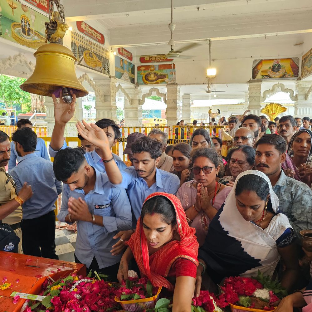 
                 पशुपतिनाथ मंदिर में सुबह 5 बजे खुले पट:गर्भगृह में प्रवेश पर रोक; निर्माणाधीन पशुपतिनाथ लोक को भी देखने जा रहे भक्त 
            