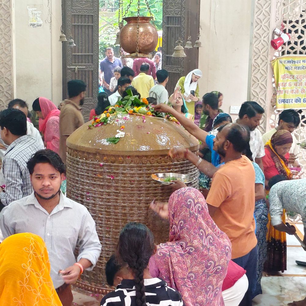 ग्वालियर के हजारेश्वर मंदिर में उमड़े श्रद्धालु:शिवलिंग में विराजमान हैं 1108 छोटे शिवलिंग; जल चढ़ाने से मिलता है 1164 रुद्राभिषेक का पुण्य