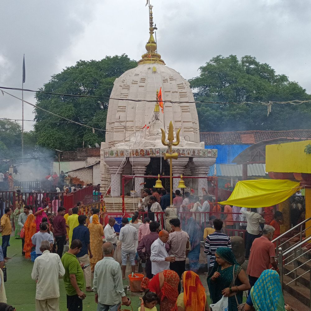 सावन के अंतिम सोमवार को देवतालाब में श्रद्धालुओं की भीड़:एमपी समेत पड़ोसी राज्यों से पहुंचे भक्त; जलाभिषेक करने से चारधाम यात्रा पूर्ण मानी जाती