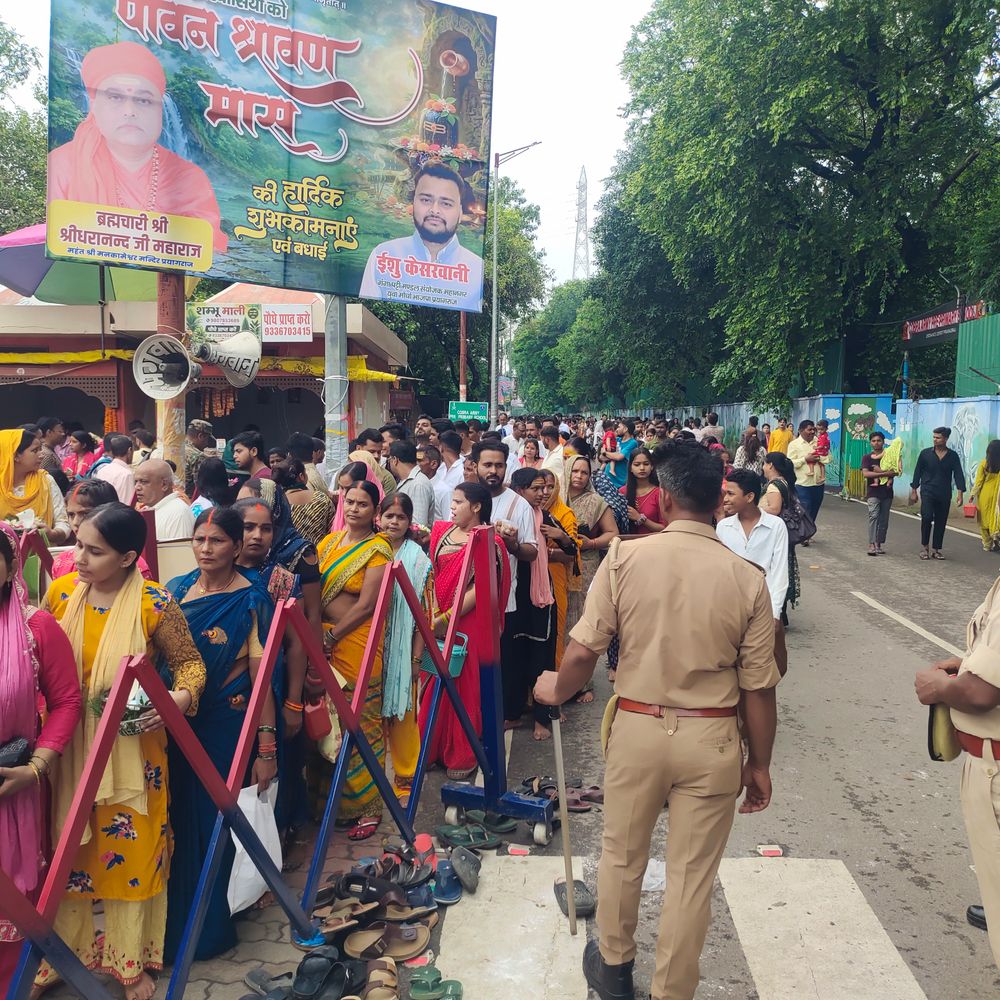 सावन के अंतिम सोमवार पर प्रयागराज के शिवालयों में भीड़:मनकामेश्वर में भक्तों ने गंगाजल, दूध और शहद से किया जलाभिषेक
