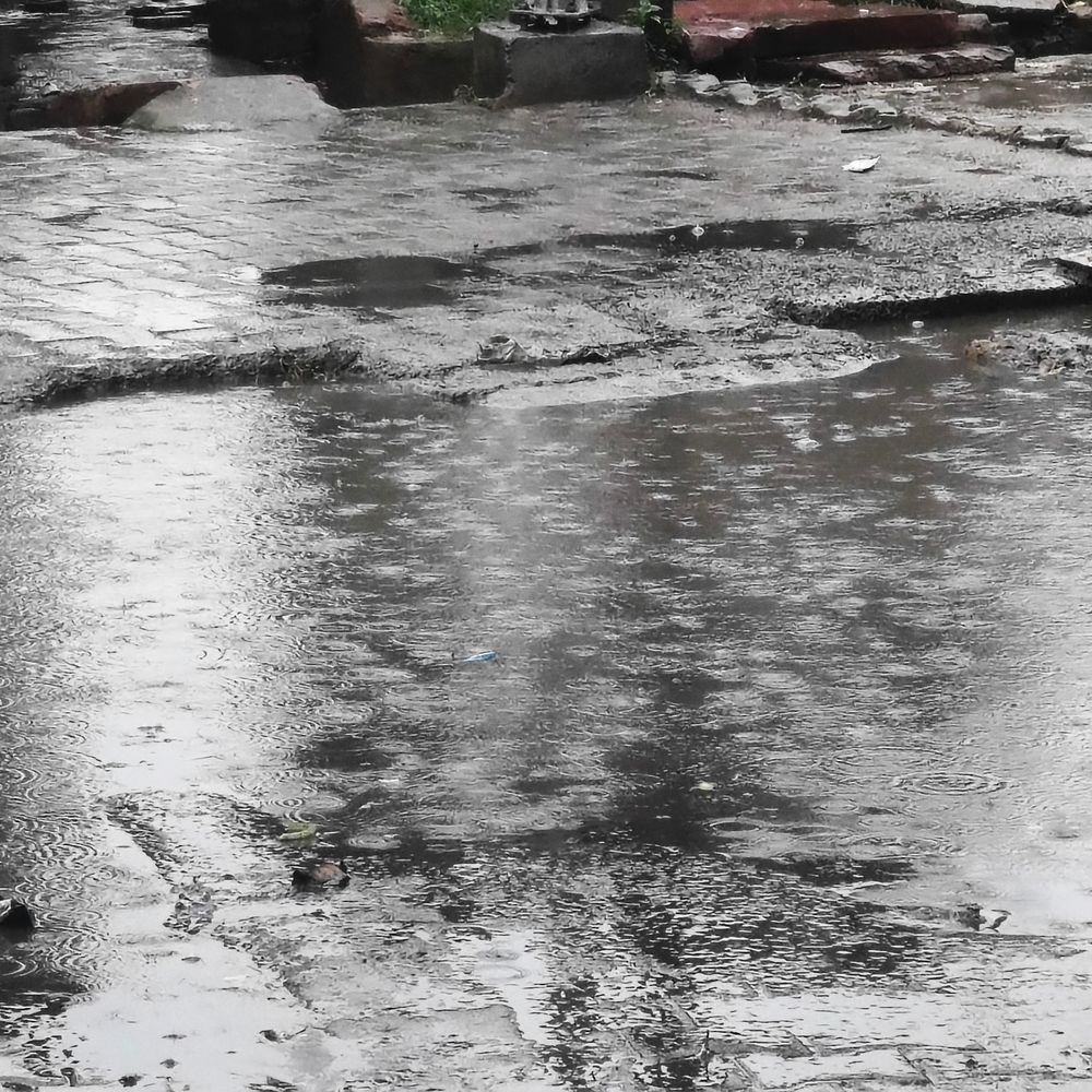 मथुरा में बारिश:रुक-रुक कर हवा बह रही, आसमान में बादल, टेम्प्रेचर 33°C
