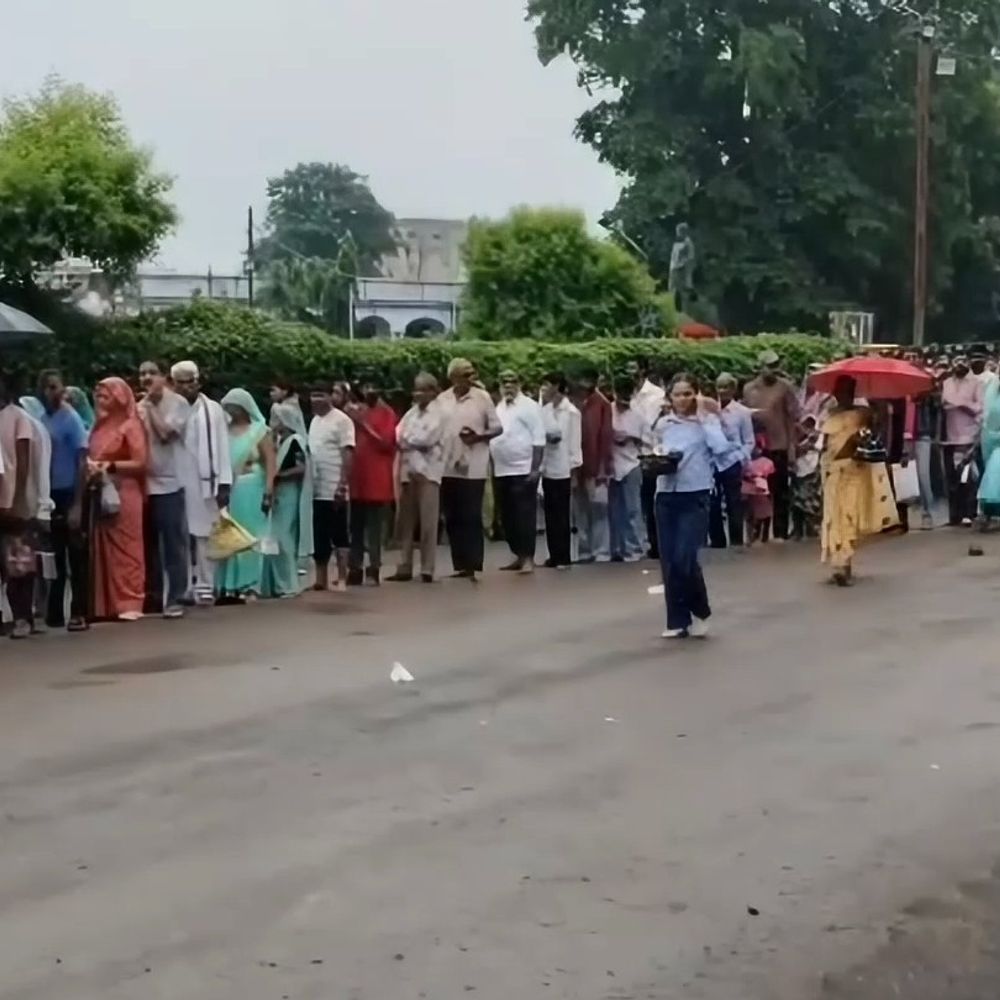 सावन के आखिरी सोमवार पर महामृत्युंजय मंदिर में लंबी कतार:रीवा में शिवालयों में पुलिस की तैनाती, शहर में तीन जगहों पर भंडारे