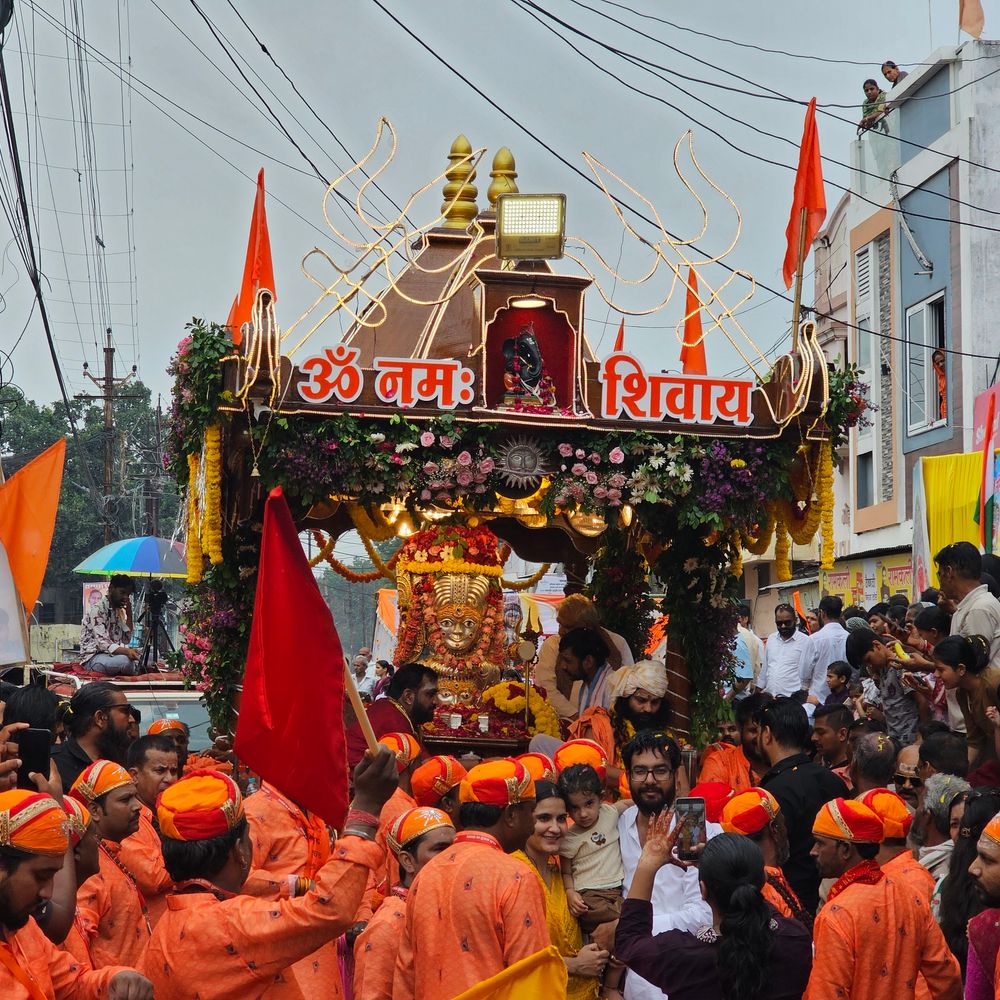 
                 मंदसौर में निकली बाबा पशुपतिनाथ की शाही सवारी:26 झांकियां, अखाड़े और ढोल पार्टियों ने बढ़ाया आकर्षण 
            