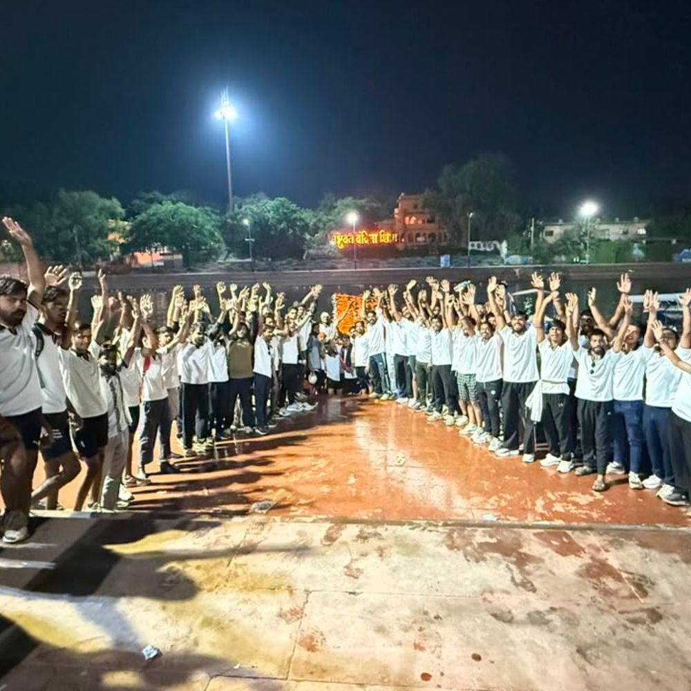 
                 उज्जैन से नीमच 210KM नॉन-स्टॉप डाक कावड़:12 घंटे 5 मिनट में तय किया सफर; महाकाल के जल से सोमेश्वर महादेव का जलाभिषेक 
            