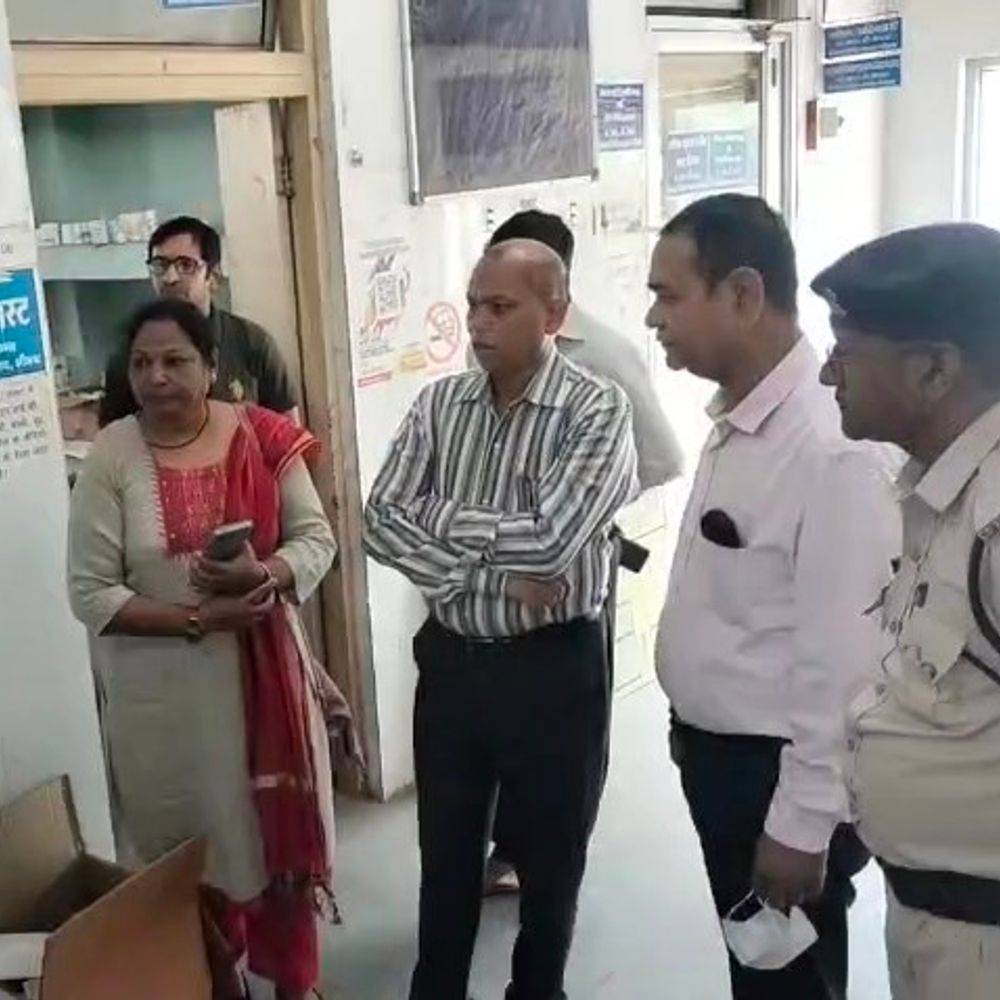 
                 एडीएम ने किया जिला अस्पताल का निरीक्षण:ड्यूटी पर यूनिफॉर्म में न दिखने पर होगी कार्रवाई 
            