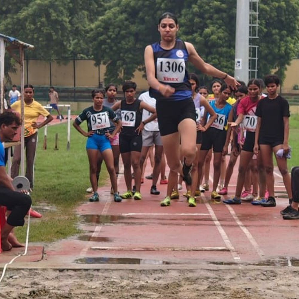 जूनियर एथलेटिक्स में मेरठ-वाराणसी-आगरा का दबदबा:69 जिलों के 1900 खिलाड़ी ले रहे हिस्सा, प्रयागराज में हो रही प्रतियोगिता