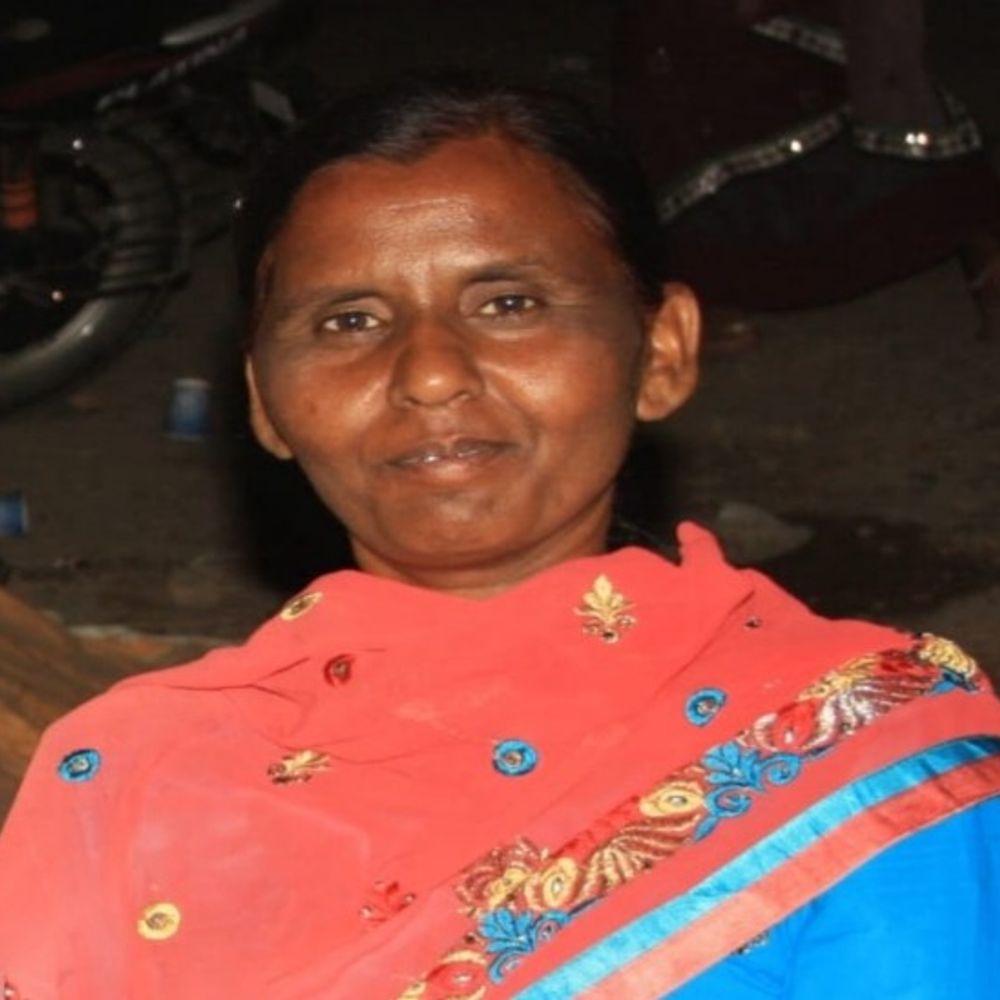 सुल्तानपुर में ट्रक की टक्कर से महिला की मौत:सावन के अंतिम सोमवार को फूल तोड़कर मंदिर जा रही थी