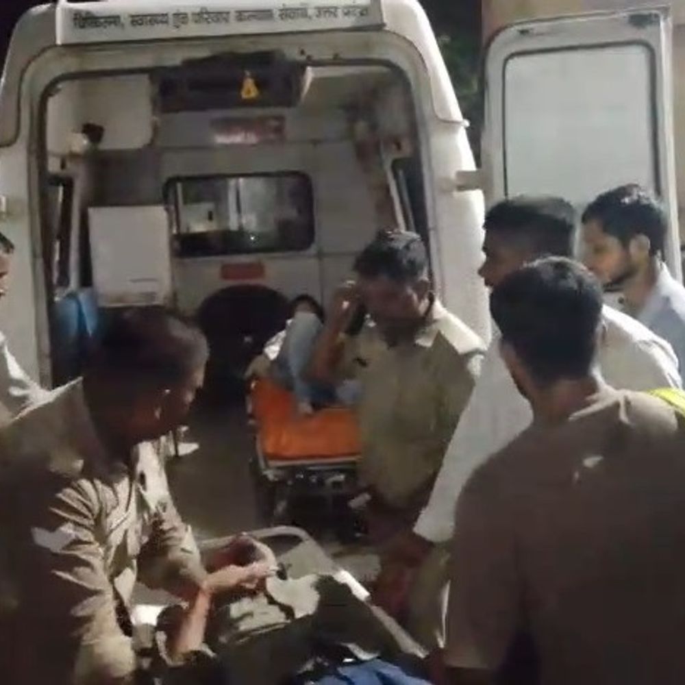 कंटेनर और कार की आमने-सामने टक्कर, 5 लोग घायल:उन्नाव में कार के उड़े परखच्चे, उड़ीसा की महिला गंभीर